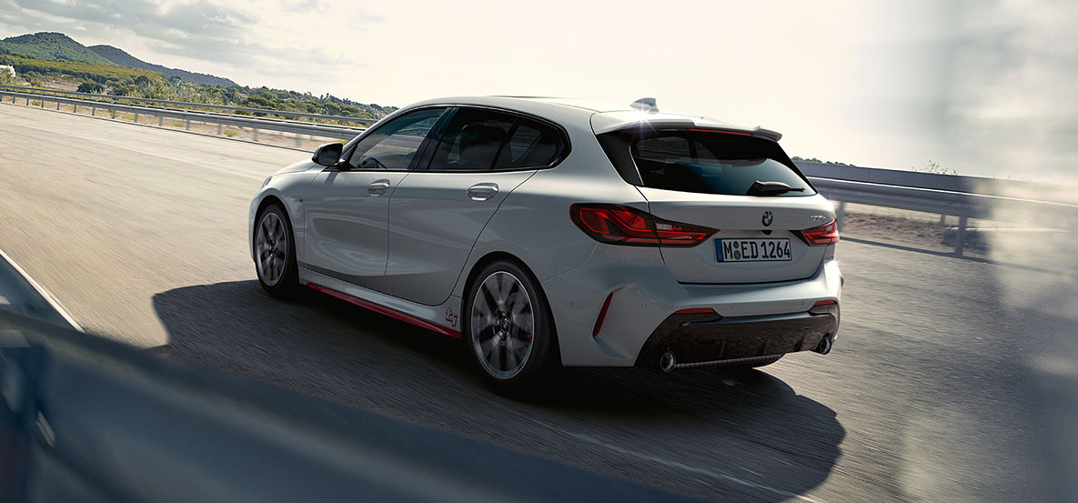 BMW Serie 1 128ti. Vista trasera del coche deportivo compacto. BMW Serie 1 128ti. Vista trasera del coche deportivo compacto.